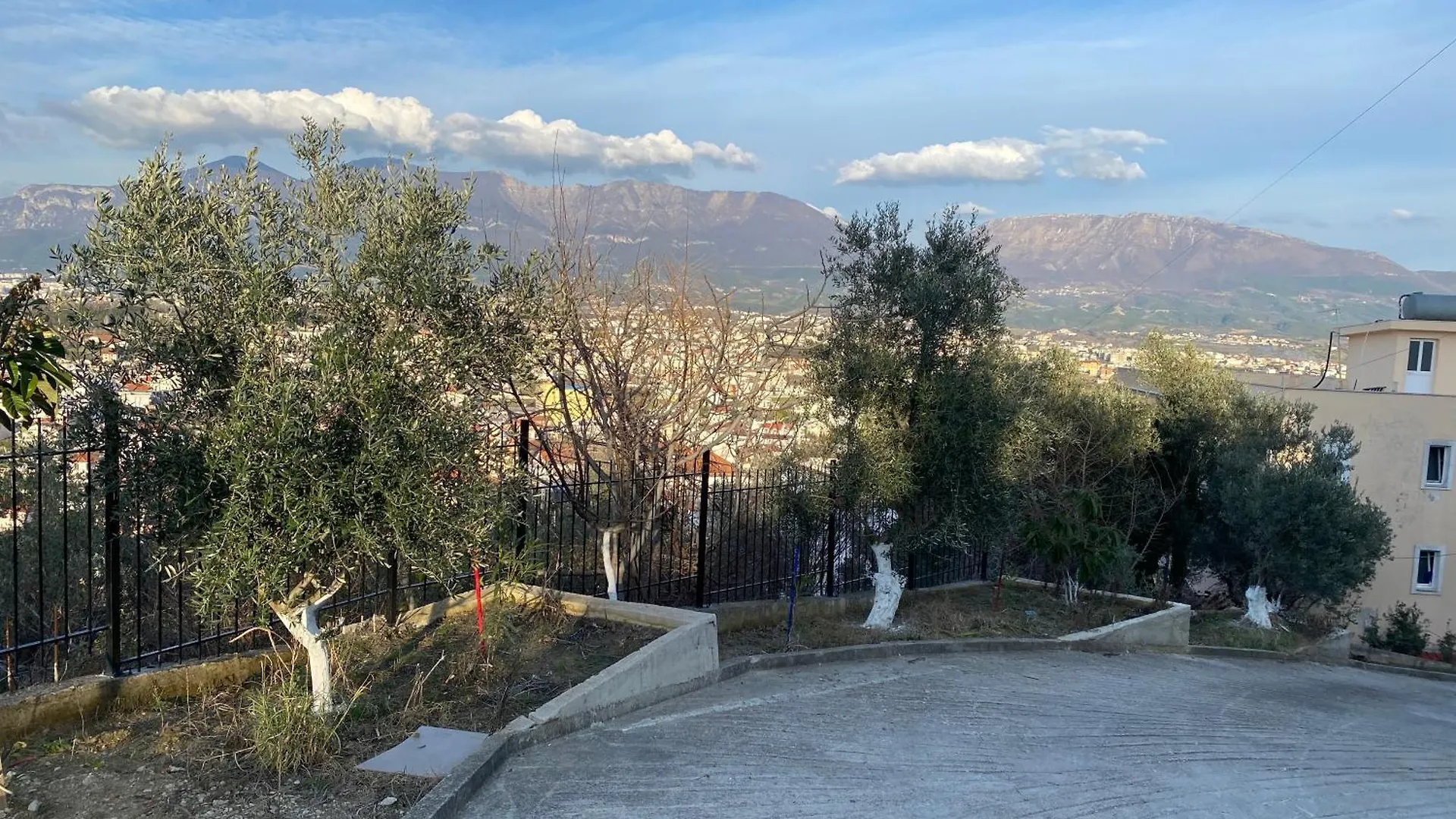 بيت ضيافة Private Rooms In Villa, City Side تيرانا ألبانيا